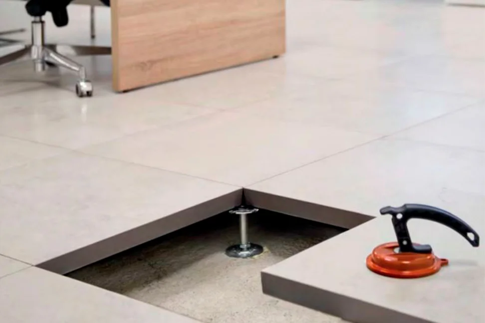 Installazione di pavimento sopraelevato tecnico per ufficio